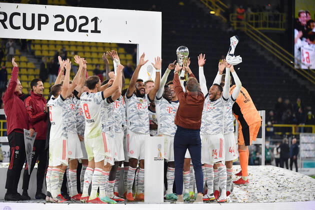 Cupgewinner - Trainer Julian Nagelsmann (FC Bayern Muenchen) präsentiert seinen Spielern den Super Cup 17.08.2021, Fussball GER, Saison 2021 2022, 1. Bundesliga, Supercup 2021, Finale, Borussia Dortmund - FC Bayern München, Foto: Maik Hölter TEAM2sportphoto