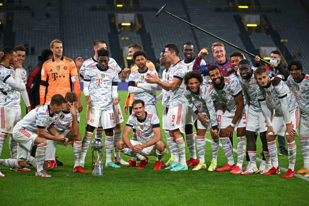 17.08.2021, Fussball DFL Supercup 2021, Borussia Dortmund - FC Bayern München, im Signal Iduna Park Dortmund. Der FC Bayern München ist nach dem 3:1 Sieg der Supercup-Sieger 2021. Siegerehrung nach dem Spiel. mitte: Leon Goretzka (FC Bayern München)