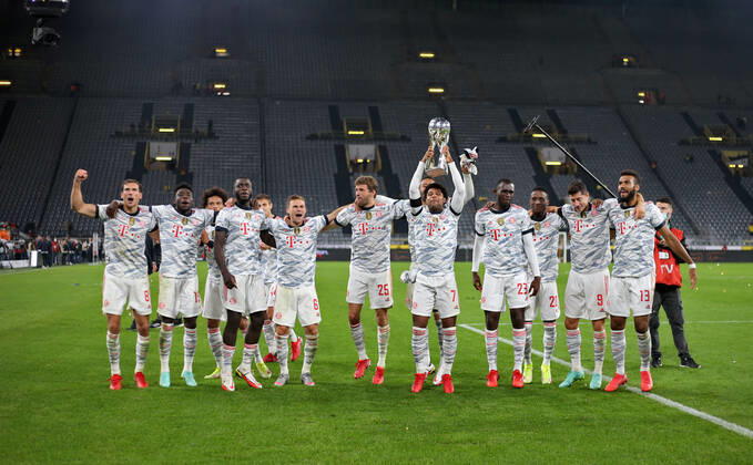 17.08.2021, Fussball DFL Supercup 2021, Borussia Dortmund - FC Bayern München, im Signal Iduna Park Dortmund. Der FC Bayern München ist nach dem 3:1 Sieg der Supercup-Sieger 2021. Siegerehrung nach dem Spiel. mitte: Serge Gnabry (FC Bayern München) mit Pokal.