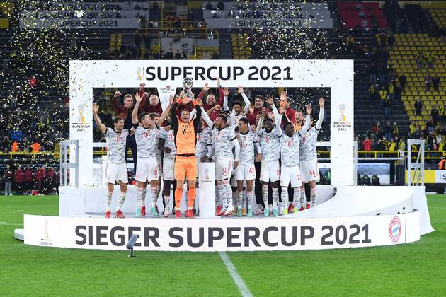 Fußball Supercup FC Bayern München - Borussia Dortmund am 17.08.2021 im Signal Iduna Park in Dortmund Siegerehrung Supercup 2021 Manuel Neuer ( München ) mit dem Supercup streckt den Pokal in die Höhe DFL regulations prohibit any use of photographs as image sequences and or quasi-video.