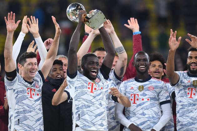Fußball Supercup FC Bayern München - Borussia Dortmund am 17.08.2021 im Signal Iduna Park in Dortmund Siegerehrung Supercup 2021 Dayot Upamecano ( München ) mit dem Supercup DFL regulations prohibit any use of photographs as image sequences and or quasi-video.