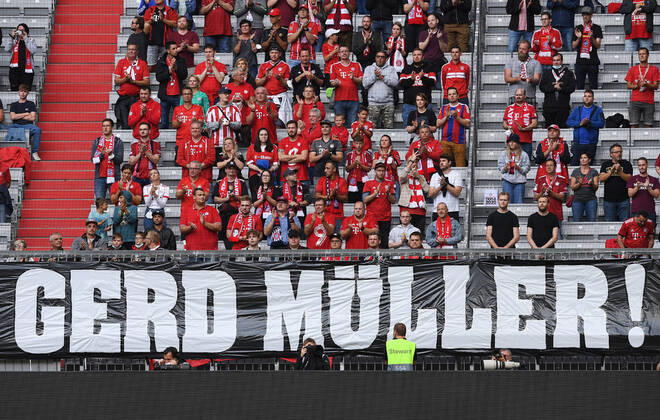 Bilder des Jahres 2021, Sport 08. August Sport Themen der Woche KW33 Sport Bilder des Tages Fussball 1. Bundesliga Saison 2021 2022 2. Spieltag FC Bayern Muenchen - 1. FC Koeln 22.08.2021 FC Bayern Fans in der Suedkurve gedenken mit einer Blockfahne an den verstorbene FC Bayern Legende Gerd Mueller.