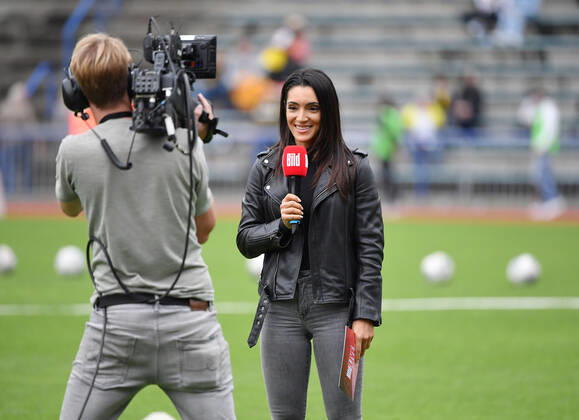 Bild TV Reporterin Valentina Maceri 01.09.2021, Fussball GER, Saison 2021 2022, Benefizspiel zu Gunsten der Opfer der Hochwasserkatastrophe, Borussia Dortmund gegen SpVg. Hagen 1911 und SV Hohenlimburg, Foto: Maik Hölter TEAM2sportphoto Hagen Ischelandstadion Nordrhein Westfalen Deutschland