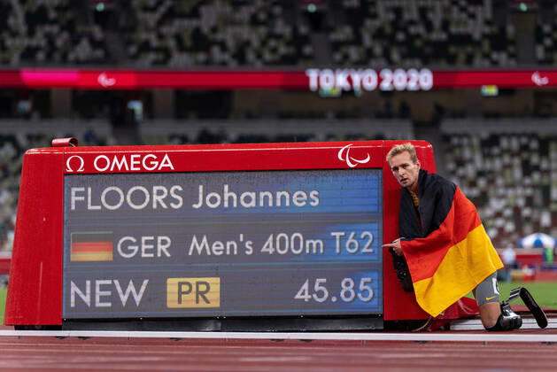 Bilder des Jahres 2021, Sport 09 September Sport Themen der Woche KW35 Sport Bilder des Tages September 3, 2021, Tokyo, Japan: Gold Medallist Johannes Floors GER does next to the scoreboard showing his Paralympic Record time of 45.85 in the Men s 400m T62 Athletics Final in the Olympic Stadium. Tokyo 2020 Paralympic Games, Tokyo, Japan, Friday 03 September 2021. (Photo: Joe Toth) Tokyo Japan - ZUMAz03_ 20210903_skp_z03_751 Copyright: xOISx
