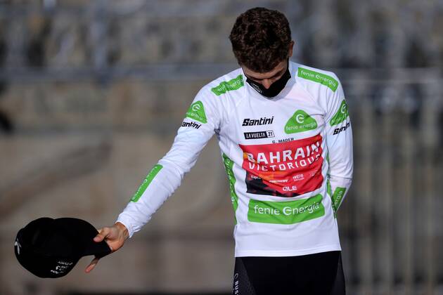 Radsport, Vuelta a Espana, Siegerehrung in Santiago de Compostela Swiss rider Gino Mader of Bahrain Victorious team celebrates his white jersey of best young rider with teammates following the last stage of the Spanish Cycling Vuelta, a 33,8km-long individual time-trial race between Padron and Santiago de Compostela in Galicia, Spain, 05 September 2021. 21st stage of the Spanish Cycling Vuelta !ACHTUNG: NUR REDAKTIONELLE NUTZUNG!  Copyright: xManuxBruquex GRAF4684 20210905-1ce837da23bbbb3dcacc6370b0f6dd211995504f