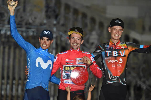 Radsport, Vuelta a Espana, Siegerehrung in Santiago de Compostela 05-09-2021 Vuelta A Espana; Tappa 21 Padron - Santiago De Compostela; 2021, Movistar; 2021, Jumbo - Visma; 2021, Bahrain - Victorious; Roglic, Primoz; Mas, Enric; Haig, Jack; Santiago De Compostela; 