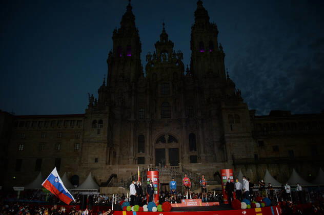 Radsport, Vuelta a Espana, Siegerehrung in Santiago de Compostela 05-09-2021 Vuelta A Espana; Tappa 21 Padron - Santiago De Compostela; 2021, Jumbo - Visma; 2021, Movistar; 2021, Bahrain - Victorious; Roglic, Primoz; Mas, Enric; Haig, Jack; Santiago De Compostela; 