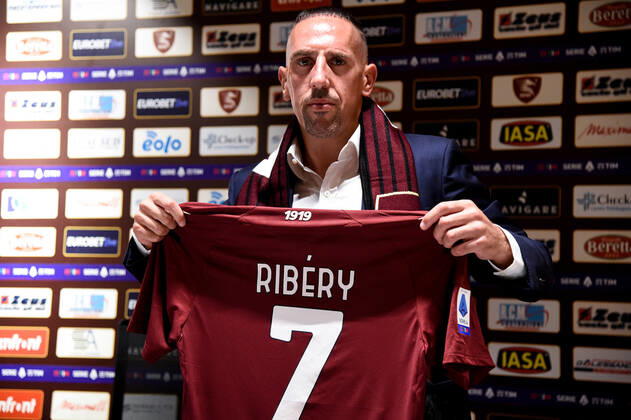 Sport Bilder des Tages Franck Ribery Signs With Salernitana Franck Ribery shows his new shirt of US Salernitana 1919 during the press conference, PK, Pressekonferenz to introduce Franck Ribery as new player of US Salernitana 1919 at Caffe Motta, Salerno, Italy on 6 September 2021. Salerno Salerno Italy maffia-franckri210906_npbWA  Copyright: xGiuseppexMaffiax