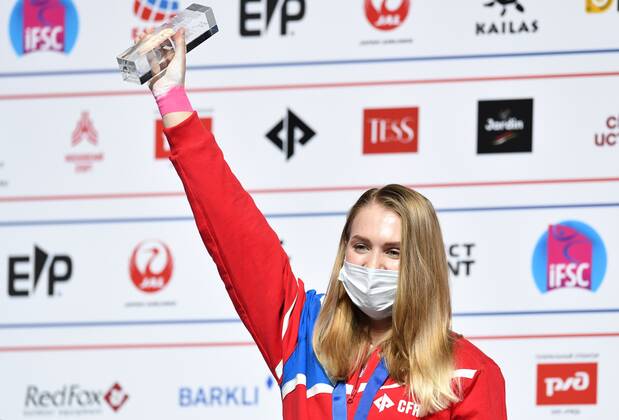 6652638 16.09.2021 Silver medalist Russia s Iuliia Kaplina celebrates on the podium during the awarding ceremony for the women s speed competition at Climbing World Championships, in Moscow, Russia. Pavel Bednyakov Sputnik Russia Climbing World Championships Speed  7fa8d265dfc86511