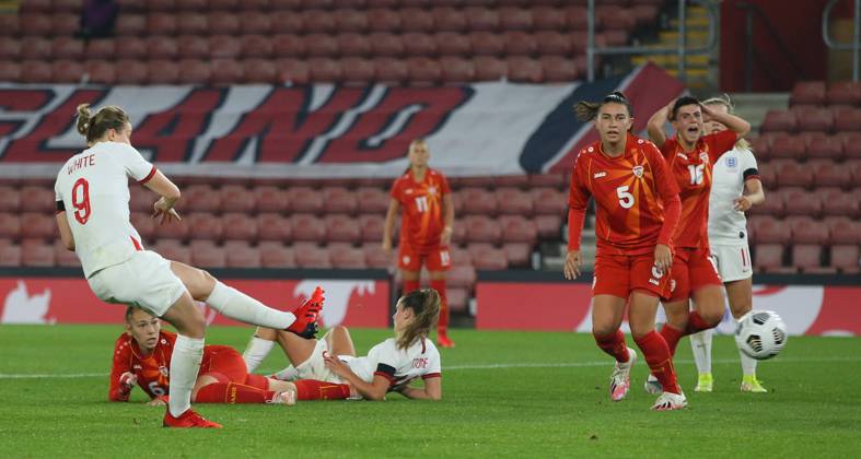 Southampton, England, 17th September 2021. Ellen White of England scores to make it 2-0 during the FIFA 2023 Women s World Cup Qualifying match at St Mary s Stadium, Southampton. Picture credit should read: Paul Terry Sportimage EDITORIAL USE ONLY. No use with unauthorised audio, video, data, fixture lists, club league logos or live services. Online in-match use limited to 120 images, no video emulation. No use in betting, games or single club league player publications. SPI-1202-0015