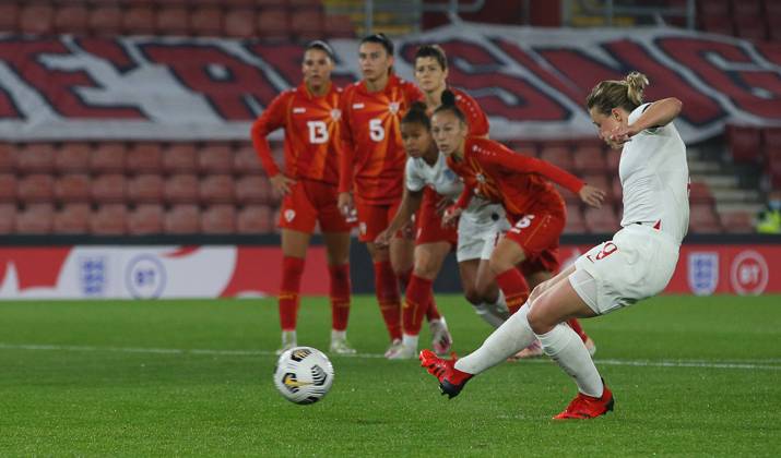 Southampton, England, 17th September 2021. Ellen White of England scores to make it 4-0 during the FIFA 2023 Women s World Cup Qualifying match at St Mary s Stadium, Southampton. Picture credit should read: Paul Terry Sportimage EDITORIAL USE ONLY. No use with unauthorised audio, video, data, fixture lists, club league logos or live services. Online in-match use limited to 120 images, no video emulation. No use in betting, games or single club league player publications. SPI-1202-0019