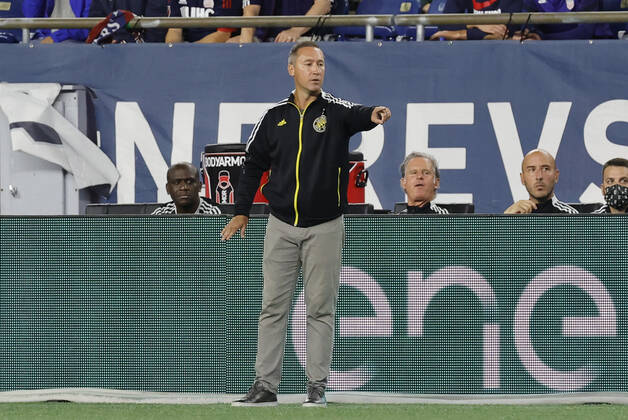 FOXBOROUGH, MA - SEPTEMBER 18: Columbus Crew head coach Caleb Porter directs his back line during a match between the New England Revolution and the Columbus Crew SC on September 18, 2021, at Gillette Stadium in Foxborough, Massachusetts. (Photo by Fred Kfoury III Icon Sportswire) SOCCER: SEP 18 MLS, Fussball Herren, USA - Columbus Crew SC at New England Revolution Icon482210918007