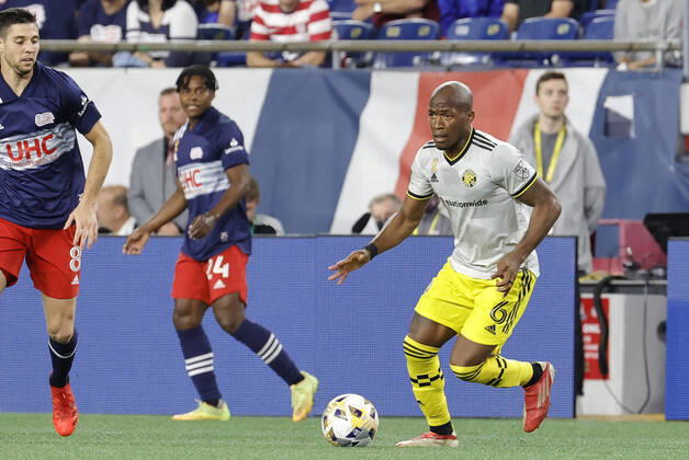 FOXBOROUGH, MA - SEPTEMBER 18: Columbus Crew midfielder Darlington Nagbe (6) looks up field during a match between the New England Revolution and the Columbus Crew SC on September 18, 2021, at Gillette Stadium in Foxborough, Massachusetts. (Photo by Fred Kfoury III Icon Sportswire) SOCCER: SEP 18 MLS, Fussball Herren, USA - Columbus Crew SC at New England Revolution Icon482210918008
