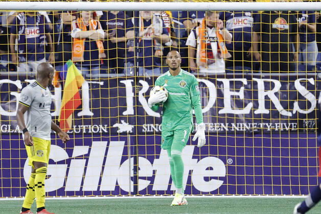 FOXBOROUGH, MA - SEPTEMBER 18: Columbus Crew goalkeeper Eloy Room (1) holds the ball during a match between the New England Revolution and the Columbus Crew SC on September 18, 2021, at Gillette Stadium in Foxborough, Massachusetts. (Photo by Fred Kfoury III Icon Sportswire) SOCCER: SEP 18 MLS, Fussball Herren, USA - Columbus Crew SC at New England Revolution Icon482210918019