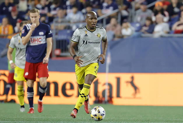 FOXBOROUGH, MA - SEPTEMBER 18: Columbus Crew midfielder Darlington Nagbe (6) looks up field during a match between the New England Revolution and the Columbus Crew SC on September 18, 2021, at Gillette Stadium in Foxborough, Massachusetts. (Photo by Fred Kfoury III Icon Sportswire) SOCCER: SEP 18 MLS, Fussball Herren, USA - Columbus Crew SC at New England Revolution Icon482210918020
