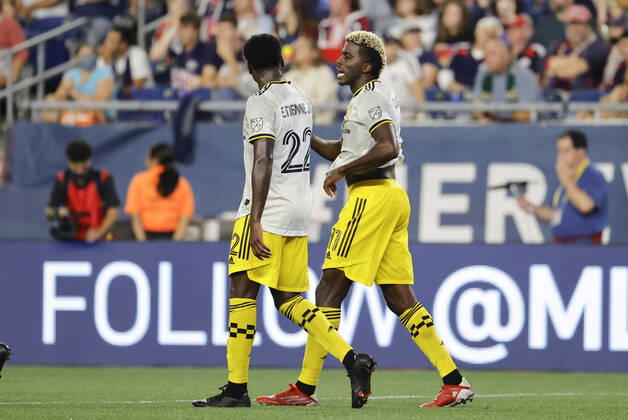 FOXBOROUGH, MA - SEPTEMBER 18: Columbus Crew midfielder Derrick Etienne Jr. (22) congratulates Columbus Crew forward Gyasi Zardes (11) on his goal during a match between the New England Revolution and the Columbus Crew SC on September 18, 2021, at Gillette Stadium in Foxborough, Massachusetts. (Photo by Fred Kfoury III Icon Sportswire) SOCCER: SEP 18 MLS, Fussball Herren, USA - Columbus Crew SC at New England Revolution Icon482210918021