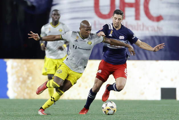 FOXBOROUGH, MA - SEPTEMBER 18: Columbus Crew midfielder Darlington Nagbe (6) fends off New England Revolution midfielder Matt Polster (8) during a match between the New England Revolution and the Columbus Crew SC on September 18, 2021, at Gillette Stadium in Foxborough, Massachusetts. (Photo by Fred Kfoury III Icon Sportswire) SOCCER: SEP 18 MLS, Fussball Herren, USA - Columbus Crew SC at New England Revolution Icon482210918024