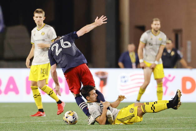 FOXBOROUGH, MA - SEPTEMBER 18: Columbus Crew midfielder Isaiah Parente (16) grabs onto New England Revolution midfielder Tommy McNamara (26) during a match between the New England Revolution and the Columbus Crew SC on September 18, 2021, at Gillette Stadium in Foxborough, Massachusetts. (Photo by Fred Kfoury III Icon Sportswire) SOCCER: SEP 18 MLS, Fussball Herren, USA - Columbus Crew SC at New England Revolution Icon482210918028