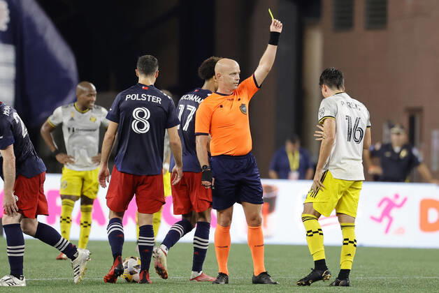 FOXBOROUGH, MA - SEPTEMBER 18: Columbus Crew midfielder Isaiah Parente (16) is yellow carded by referee Allen Chapman during a match between the New England Revolution and the Columbus Crew SC on September 18, 2021, at Gillette Stadium in Foxborough, Massachusetts. (Photo by Fred Kfoury III Icon Sportswire) SOCCER: SEP 18 MLS, Fussball Herren, USA - Columbus Crew SC at New England Revolution Icon482210918029