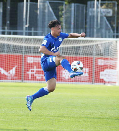 A Junioren Bundesliga Staffel West, Saison 2021 2022, 2. Spieltag, Fortuna Düsseldorf U 19 - Schalke U 19, -- Luca Campanile ( Schalke U 19 ) Schütze des Siegtor zum 1:0