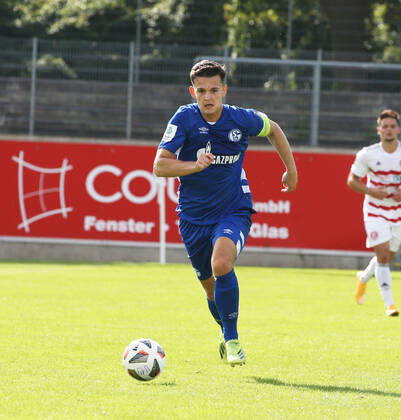 A Junioren Bundesliga Staffel West, Saison 2021 2022, 2. Spieltag, Fortuna Düsseldorf U 19 - Schalke U 19, -- Arbnor Aliu ( Schalke U 19 ) in Aktion