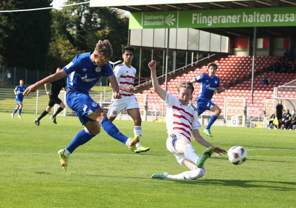 A Junioren Bundesliga Staffel West, Saison 2021 2022, 2. Spieltag, Fortuna Düsseldorf U 19 - Schalke U 19, -- Keke Maximilian Topp ( Schalke links ) schiesst an Simon Ludwig ( Fortuna U 19 ) vorbei aufs Tor