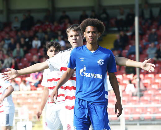 A Junioren Bundesliga Staffel West, Saison 2021 2022, 2. Spieltag, Fortuna Düsseldorf U 19 - Schalke U 19, -- Till Weingarten ( Fortuna U 19 ) bewacht Sidi Guessor Sane ( Schalke U 19 )