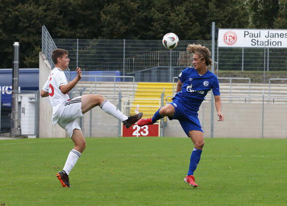 A Junioren Bundesliga Staffel West, Saison 2021 2022, 2. Spieltag, Fortuna Düsseldorf U 19 - Schalke U 19, -- Till Weingarten ( Fortuna U 19 links) Juan Ignacio Cabrera ( Schalke U 19 )