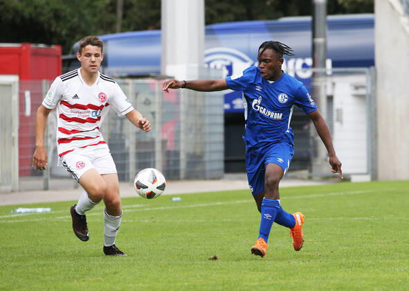 A Junioren Bundesliga Staffel West, Saison 2021 2022, 2. Spieltag, Fortuna Düsseldorf U 19 - Schalke U 19, -- Till Weingarten ( Fortuna U 19 links) Ngufor Anubodem ( Schalke U 19 )