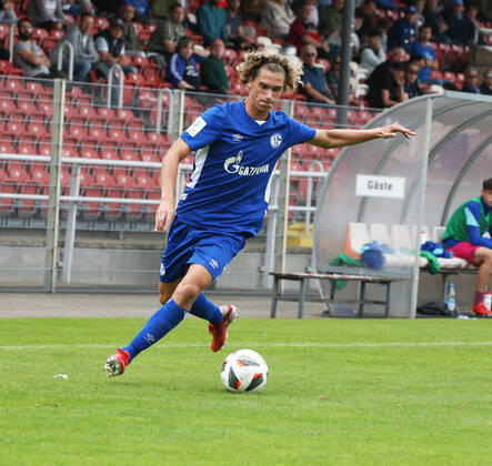 A Junioren Bundesliga Staffel West, Saison 2021 2022, 2. Spieltag, Fortuna Düsseldorf U 19 - Schalke U 19, -- Juan Ignacio Cabrera ( Schalke U 19 ) in Aktion