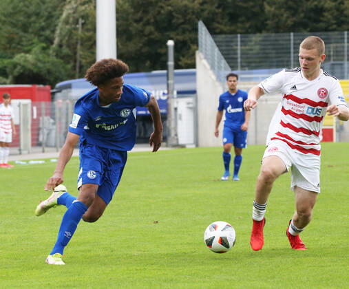A Junioren Bundesliga Staffel West, Saison 2021 2022, 2. Spieltag, Fortuna Düsseldorf U 19 - Schalke U 19, -- Sidi Guessor Sane ( Schalke U 19 links) und Daniel Bunk ( Fortuna )