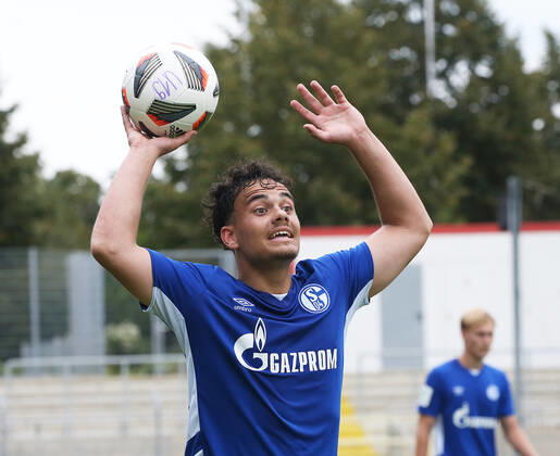 A Junioren Bundesliga Staffel West, Saison 2021 2022, 2. Spieltag, Fortuna Düsseldorf U 19 - Schalke U 19, -- Luca Campanile ( Schalke U 19 ) Schütze des Siegtor zum 1:0 beim Einwurf