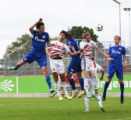 A Junioren Bundesliga Staffel West, Saison 2021 2022, 2. Spieltag, Fortuna Düsseldorf U 19 - Schalke U 19, -- Im Strafraum der Düsseldorfer ging es hochher, hier Köpft Louis Köster ( Schalke U 19 ) ganz links, übers Tor