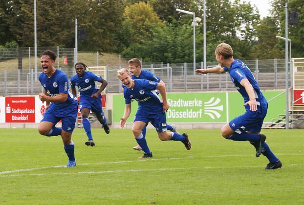 A Junioren Bundesliga Staffel West, Saison 2021 2022, 2. Spieltag, Fortuna Düsseldorf U 19 - Schalke U 19, -- jubelnde Schalker nach dem 1:0, vl. Luca Campanile der Torschütze, Emmanuel Gyamfi, Mattes Hansen, Evan Rotundo und Leo Weichert