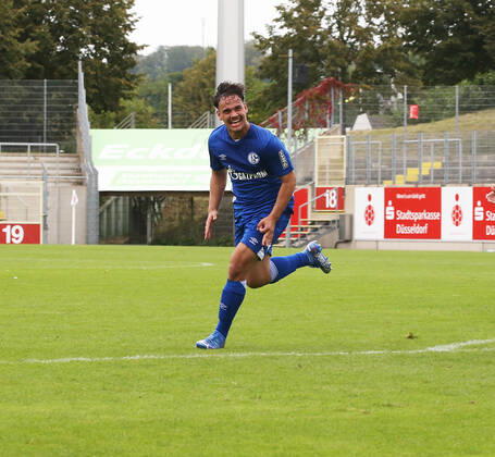 A Junioren Bundesliga Staffel West, Saison 2021 2022, 2. Spieltag, Fortuna Düsseldorf U 19 - Schalke U 19, -- jubelnder Luca Campanile ( Schalke U 19 ) nach seinem Tor zum 1:0