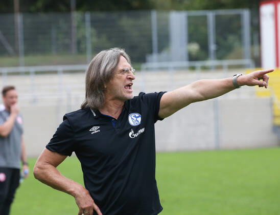 A Junioren Bundesliga Staffel West, Saison 2021 2022, 2. Spieltag, Fortuna Düsseldorf U 19 - Schalke U 19, -- Norbert Elgert ( Trainer Schalke U 19 ) an der Sitenlinie