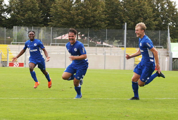 A Junioren Bundesliga Staffel West, Saison 2021 2022, 2. Spieltag, Fortuna Düsseldorf U 19 - Schalke U 19, -- jubelnde Schalker nach dem 1:0, vl. Ngufor Anubodem, Luca Campanile der Torschütze, und Leo Weichert