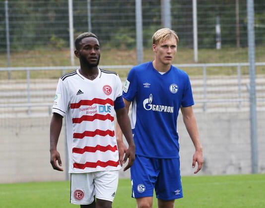 A Junioren Bundesliga Staffel West, Saison 2021 2022, 2. Spieltag, Fortuna Düsseldorf U 19 - Schalke U 19, -- Ephraim Kalonji ( Fortuna U 19 links ) und Leo Weichert ( Schalke U 19 )