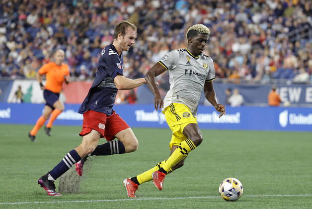 FOXBOROUGH, MA - SEPTEMBER 18: Columbus Crew forward Gyasi Zardes (11) gets in front pf New England Revolution defender Henry Kessler (4) during a match between the New England Revolution and the Columbus Crew SC on September 18, 2021, at Gillette Stadium in Foxborough, Massachusetts. (Photo by Fred Kfoury III Icon Sportswire) SOCCER: SEP 18 MLS, Fussball Herren, USA - Columbus Crew SC at New England Revolution Icon482210918097