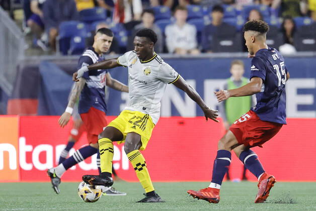FOXBOROUGH, MA - SEPTEMBER 18: Columbus Crew midfielder Derrick Etienne Jr. (22) keeps the ball from New England Revolution defender Brandon Bye (15) during a match between the New England Revolution and the Columbus Crew SC on September 18, 2021, at Gillette Stadium in Foxborough, Massachusetts. (Photo by Fred Kfoury III Icon Sportswire) SOCCER: SEP 18 MLS, Fussball Herren, USA - Columbus Crew SC at New England Revolution Icon482210918099