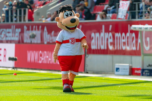 Jahni, das Maskottchen des SSV Jahn Regensburg vor Spielbeginn. SSV Jahn Regensburg gegen Karlsruher SC Fussball, 2. Bundesliga, 9. Spieltag, Saison 2021 2022, 02.10.2021. (DFL DFB REGULATIONS PROHIBIT ANY USE OF PHOTOGRAPHS as IMAGE SEQUENCES and or QUASI-VIDEO). SSV Jahn Regensburg gegen Karlsruher SC, Fussball, 2. Bundesliga, 9. Spieltag, Saison 2021 2022, 02.10.2021 Regensburg Copyright: xEibnerxPressefotox xHeikexFeinerx EP_EER