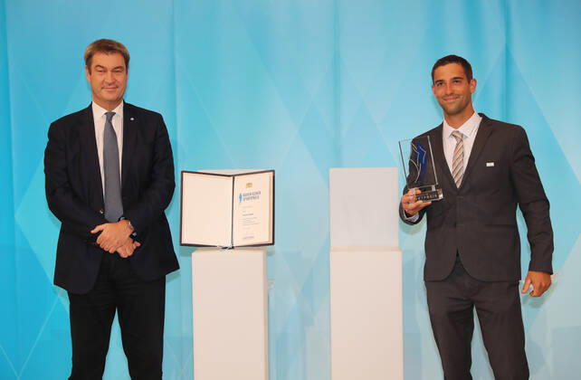 Der Bayerische Ministerpräsident Dr. Markus Söder verleiht den Bayerischen Medaillengewinner von Tokio den Bayerischen Sportpreis Markus Söder und Hannes Aigner München Bayern Deutschland Staatskanzlei Kuppelsaal