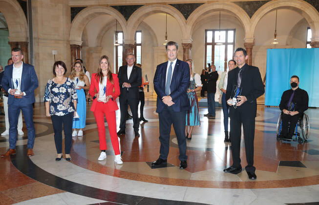 Der Bayerische Ministerpräsident Dr. Markus Söder verleiht den Bayerischen Medaillengewinner von Tokio den Bayerischen Sportpreis Der Bayerische Ministerpräsident Dr. Markus Söder zeichnet die Bayerischen Medaillengewinner von Tokio mit dem Bayerischen Sportpreis aus München Bayern Deutschland Staatskanzlei Kuppelsaal