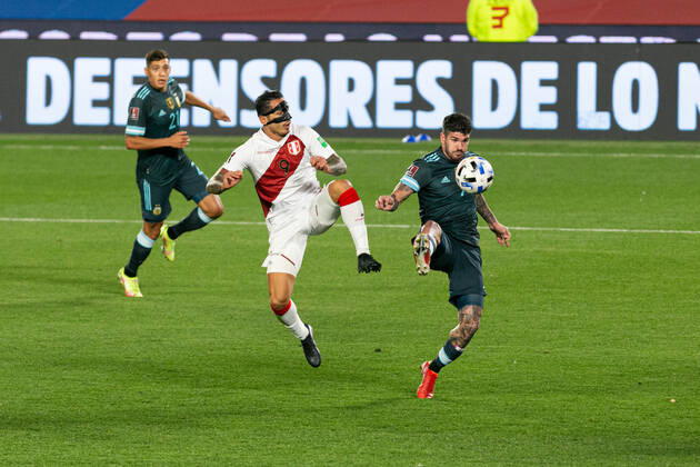 October 14, 2021, Buenos Aires, Buenos Aires, Argentina: BUENOS AIRES, ARGENTINA - OCTOBER 14: Argentine midfielder 7 Rodrigo De Paul and Peru striker 9 Gianluca Lapadula battle for the ball during a match between Argentina and Peru as part of South American Qualifiers for Qatar 2022 at Monumental de Nuo±ez Stadium on October 14, 2021 in Buenos Aires, Argentina. Buenos Aires Argentina - ZUMAp175 20211014_zsa_p175_013 Copyright: xFlorenciaxTanxJunx