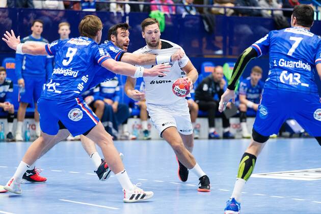 Sport Bilder des Tages v.l. Jonathan Carlsbogard (TBV Lemgo Lippe 9), Gedeon Guardiola (TBV Lemgo Lippe 30), Harald Reinkind (THW Kiel 6), Isaias Guardiola Villaplana (TBV Lemgo Lippe 7) GER, Handball, 1. Bundesliga, TBV Lemgo Lippe gegen THW Kiel, 17.10.2021 Lemgo Copyright: xEibner-Pressefotox xJanxStrohdiekx EP_JSK
