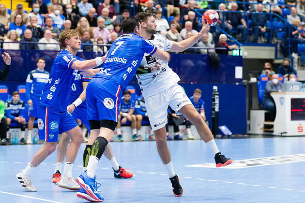 v.l. Jonathan Carlsbogard (TBV Lemgo Lippe 9), Isaias Guardiola Villaplana (TBV Lemgo Lippe 7), Harald Reinkind (THW Kiel 6) GER, Handball, 1. Bundesliga, TBV Lemgo Lippe gegen THW Kiel, 17.10.2021 Lemgo Copyright: xEibner-Pressefotox xJanxStrohdiekx EP_JSK