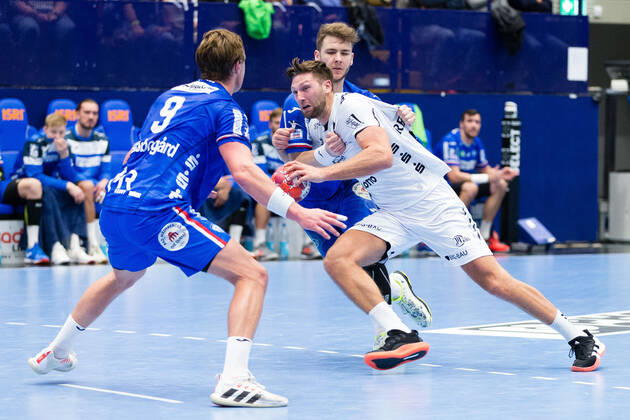 v.l. Jonathan Carlsbogard (TBV Lemgo Lippe 9), Harald Reinkind (THW Kiel 6), Michel Reitemann (TBV Lemgo Lippe 39) GER, Handball, 1. Bundesliga, TBV Lemgo Lippe gegen THW Kiel, 17.10.2021 Lemgo Copyright: xEibner-Pressefotox xJanxStrohdiekx EP_JSK