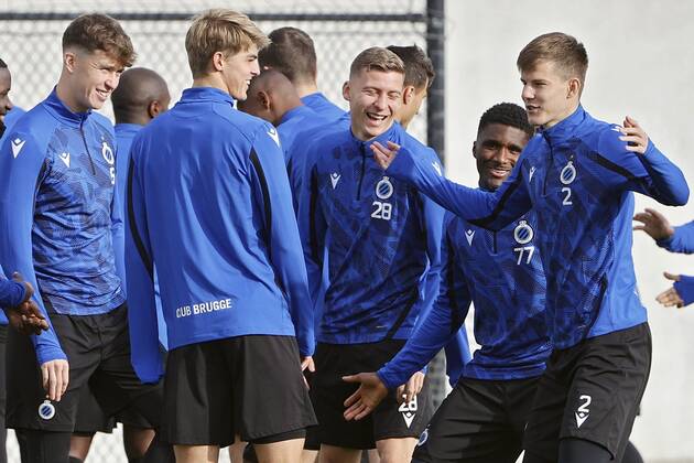 WESTKAPELLE, BELGIUM - OCTOBER 18 : Jack Hendry defender of Club Brugge, Charles De Ketelaere midfielder of Club Brugge look at Eduard Sobol defender of Club Brugge and Clinton Mata defender of Club Brugge during a training session, ahead of the UEFA Champions League match against Manchester City, at the Belfius Basecamp on October 18, 2021 in Westkapelle, Belgium, 18 10 2021 ( Club Brugge v Manchester City - UEFA Champions League - media activities PhotoNews Panoramic