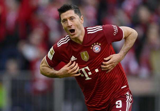 Sport Bilder des Tages TOR zum 2:0 Robert Lewandowski FC Bayern Muenchen FCB 09 Torjubel Gestik, Geste FC Bayern München FCB vs TSG 1899 Hoffenheim 23.10.2021 DFL REGULATIONS PROHIBIT ANY USE OF PHOTOGRAPHS AS IMAGE SEQUENCES AND OR QUASI-VIDEO FC Bayern München FCB vs TSG 1899 Hoffenheim