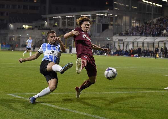 26.10.2021, Fussball DFB-Pokal 2021 2022, 2.Runde, TSV 1860 München - FC Schalke 04, im Grünwalder Stadion. Stefan Lex (TSV 1860 München) trifft zum 1:0. Ko Itakura (re, FC Schalke 04)